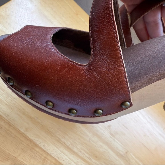 NWOT UGG Brown Leather Nadia Studded Clog Sandal Heels in Size 9 - Picture 4 of 9